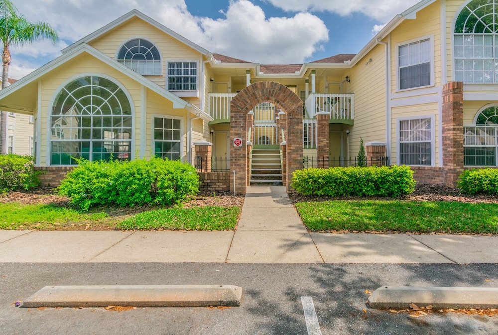 ​Near Theme Parks! Potter's Castle! Gorgeous, 3 BR's, Sleeps 8, Pool!