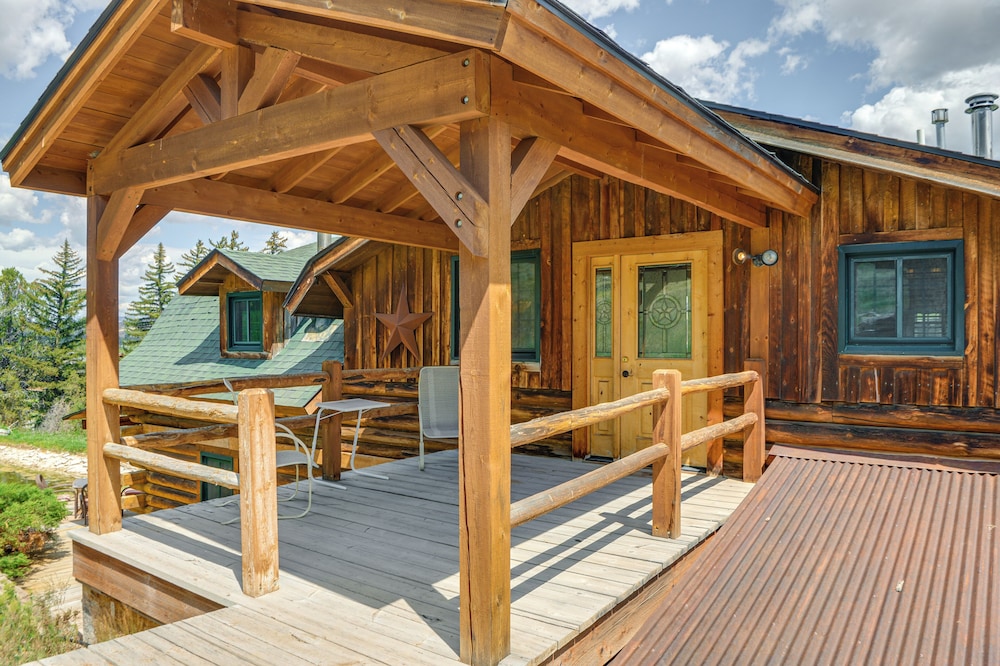 Stunning Mountain Views: Spacious Cabin in Dubois!