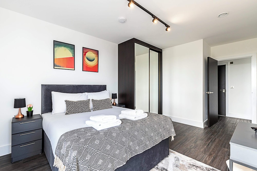 Sleek and Stylish 9th Floor Apartment