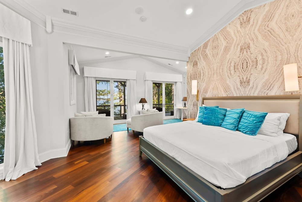 Modern Masterpiece by Avantstay Waterfront Private Dock