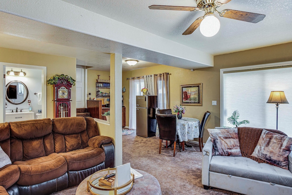 Lower-level Apt w/ Hot Tub & Sauna in Graham!