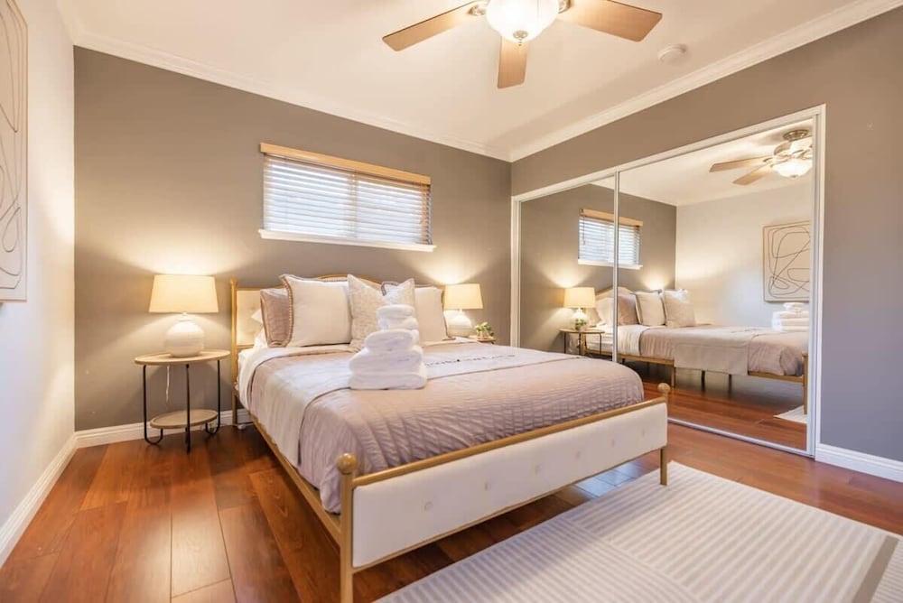 Marbella Lane - Charming 4BR Bungalo for Relaxing Retreat