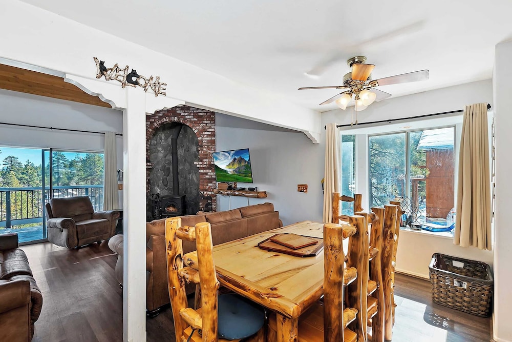Mountain Palette by Avantstay Hot Tub, Game Room, Deck, Sweeping Views!