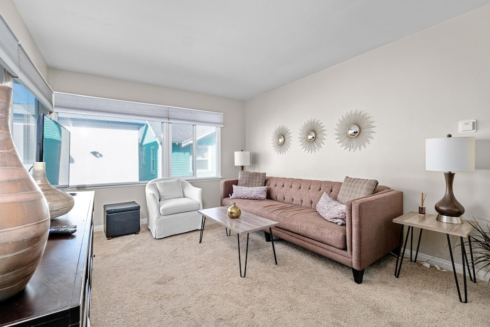 Beachside Apt With Laundry AC Patio