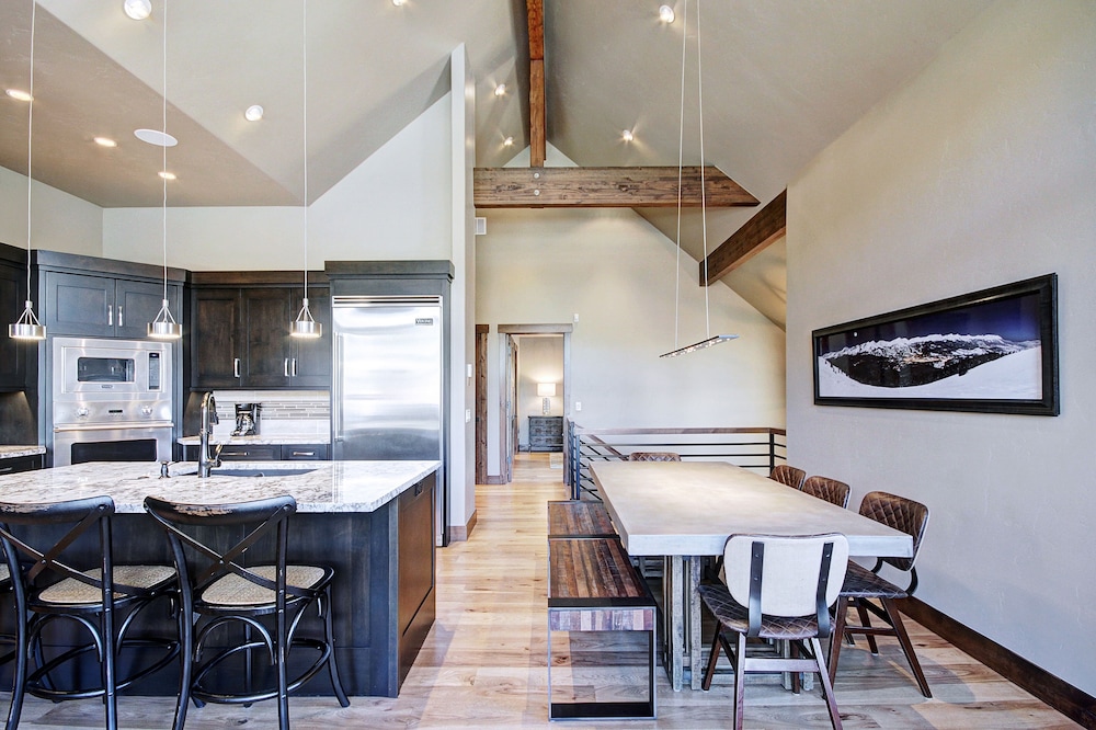 Slope View  3 Bedroom Townhouse by RedAwning
