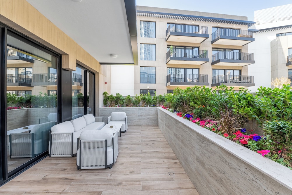 JVC Gem 2BR w maidsroom - Oakley Square