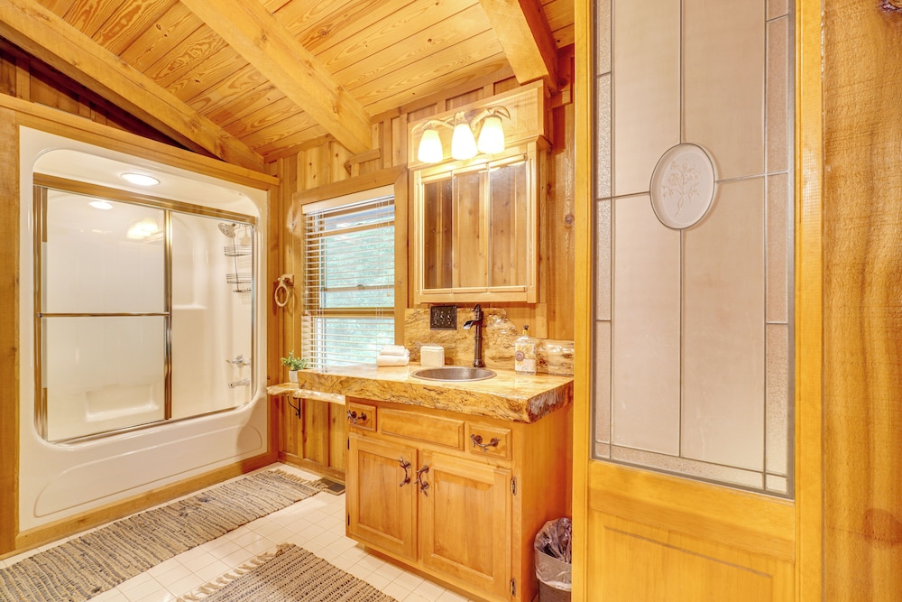 2 Mi to Gsmnp: Peaceful & Scenic Cabin w/ Deck
