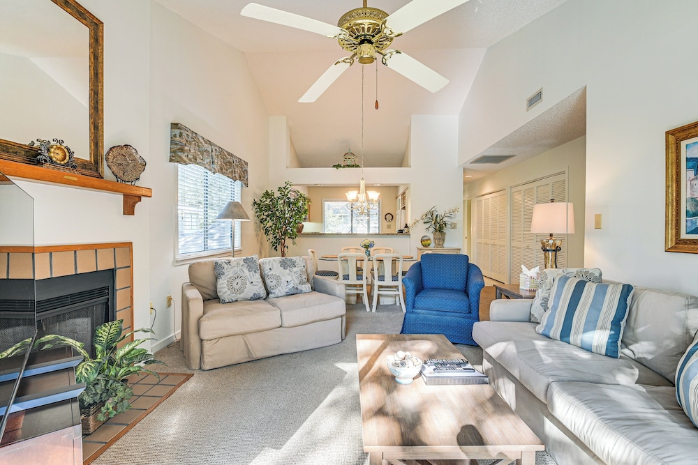 Unwind Poolside & Walk to Ocean! Myrtle Beach Unit