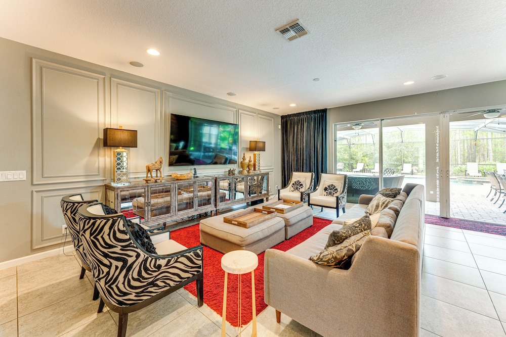 Themed Rooms, Pool & More! Custom Davenport Villa