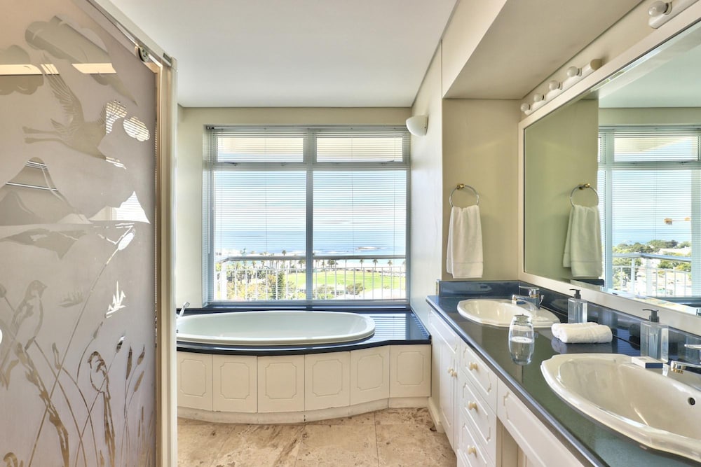Camps Bay Home w Pool Garden Sea View Tree Villa
