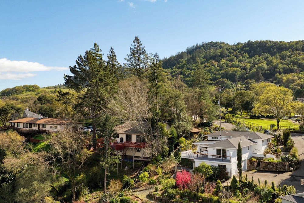 Modern Sonoma Stay w/ Spacious Deck, Views & Prime Location Bennett