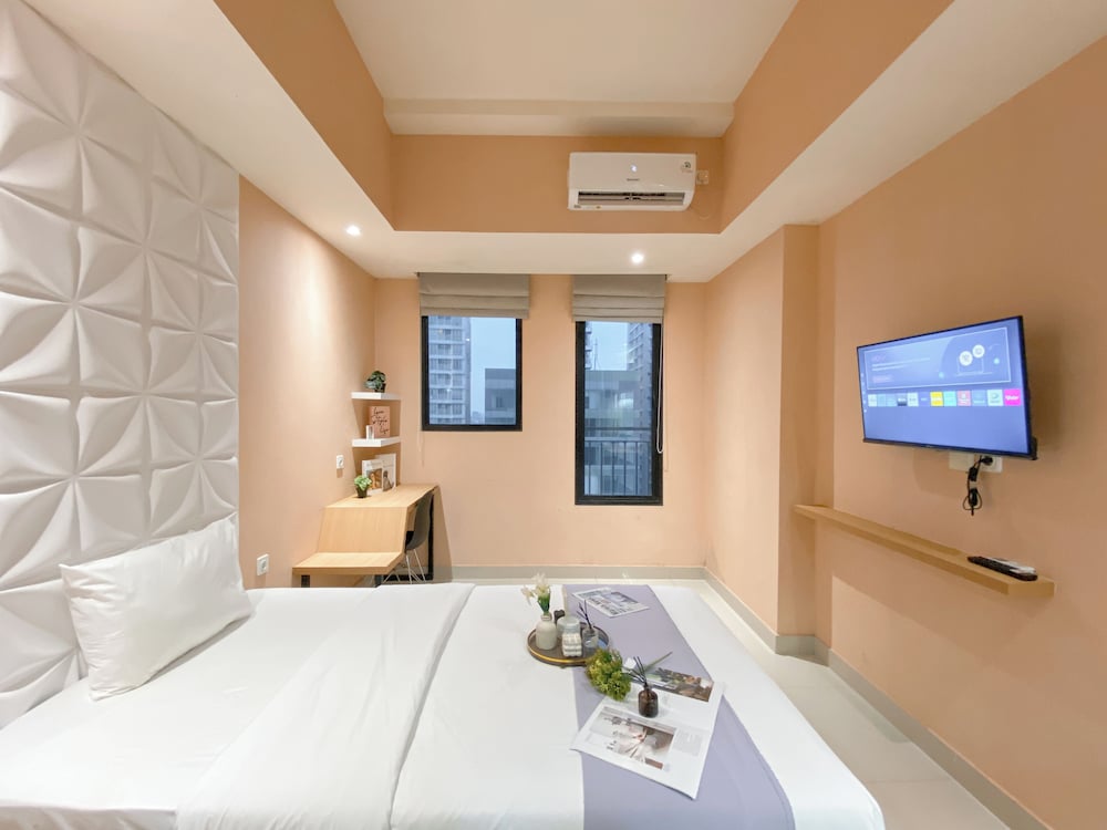 Peach Tone Studio At Evenciio Margonda Apartment