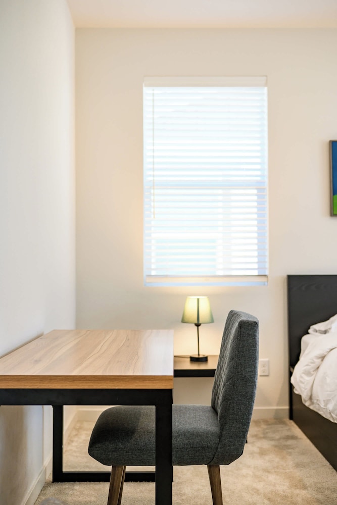 Sunny & Stylish Near LA 4BR Home w Desks & Lounge