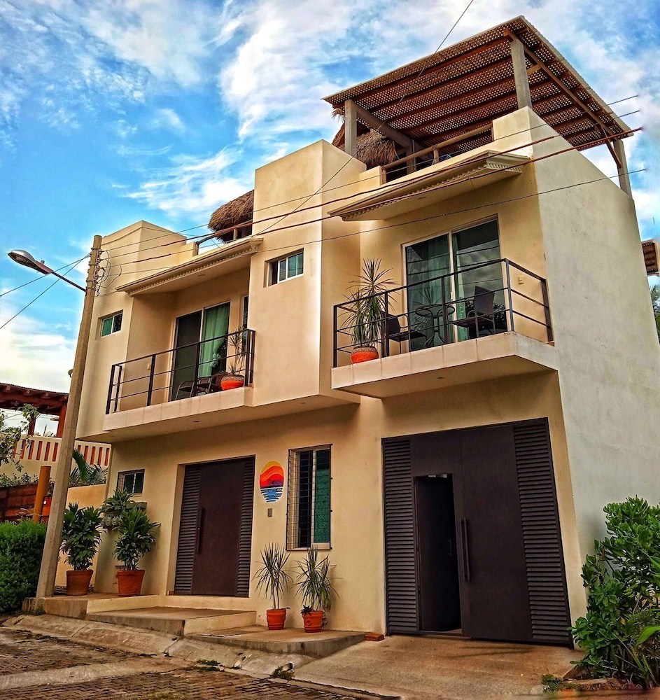 Carri Surf Studio - Property Image 1