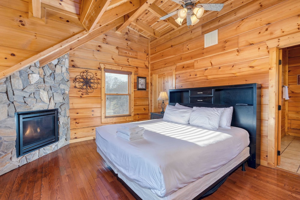 Luxury Cabin w/ Elevator, Theater & Hot Tub Near Dollywood Smoky Vista Lodge