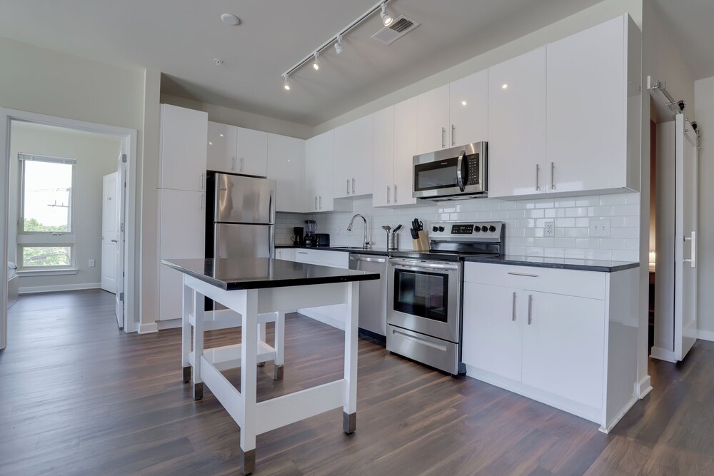 Spacious 2BR Apt with Den W Balcony