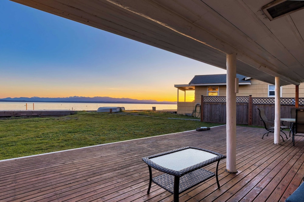 Cozy Whidbey Island Stay Steps on the Beach Fireplace, Bbq, Near Trails