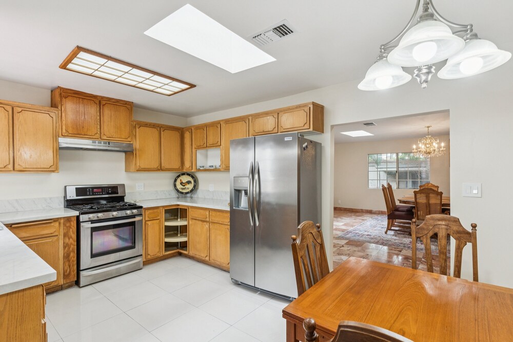 Russell House Near Hollywood & Griffith Park 3 Bedroom Home