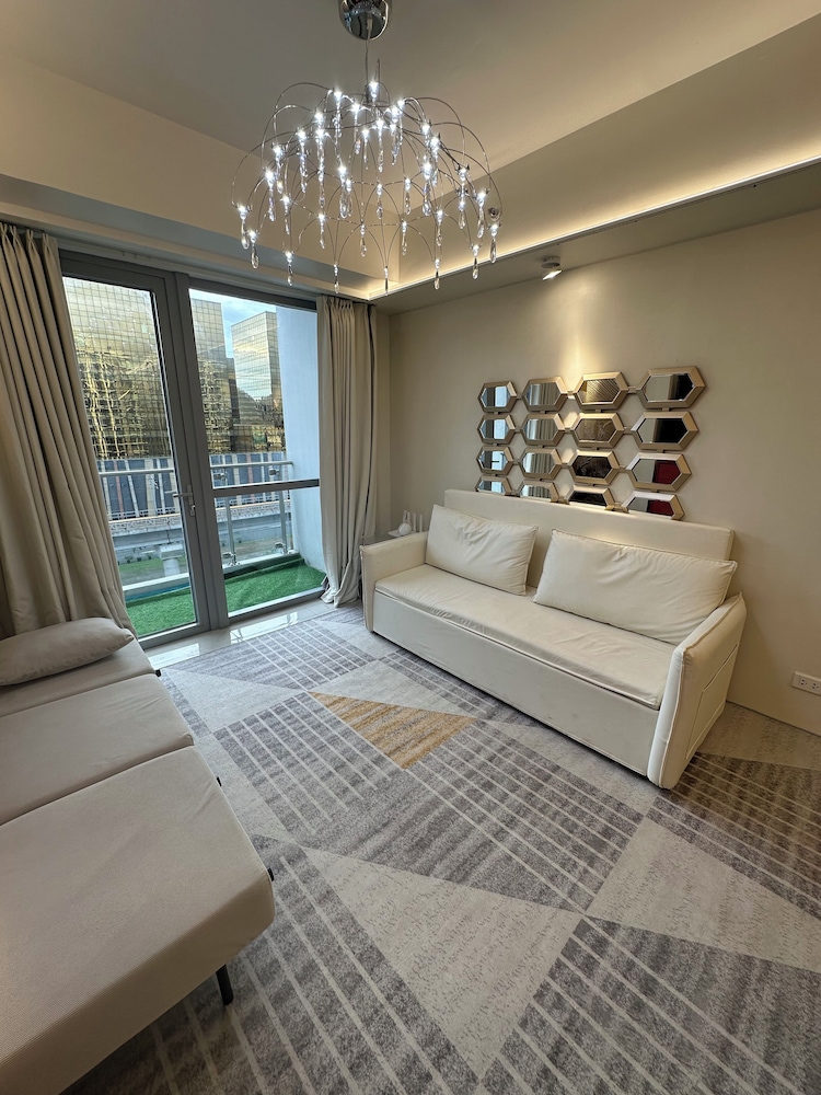 Luxury Penthouse & High-Floor Hotel near City of Dreams, Airport, Okada, and Solaire Casino