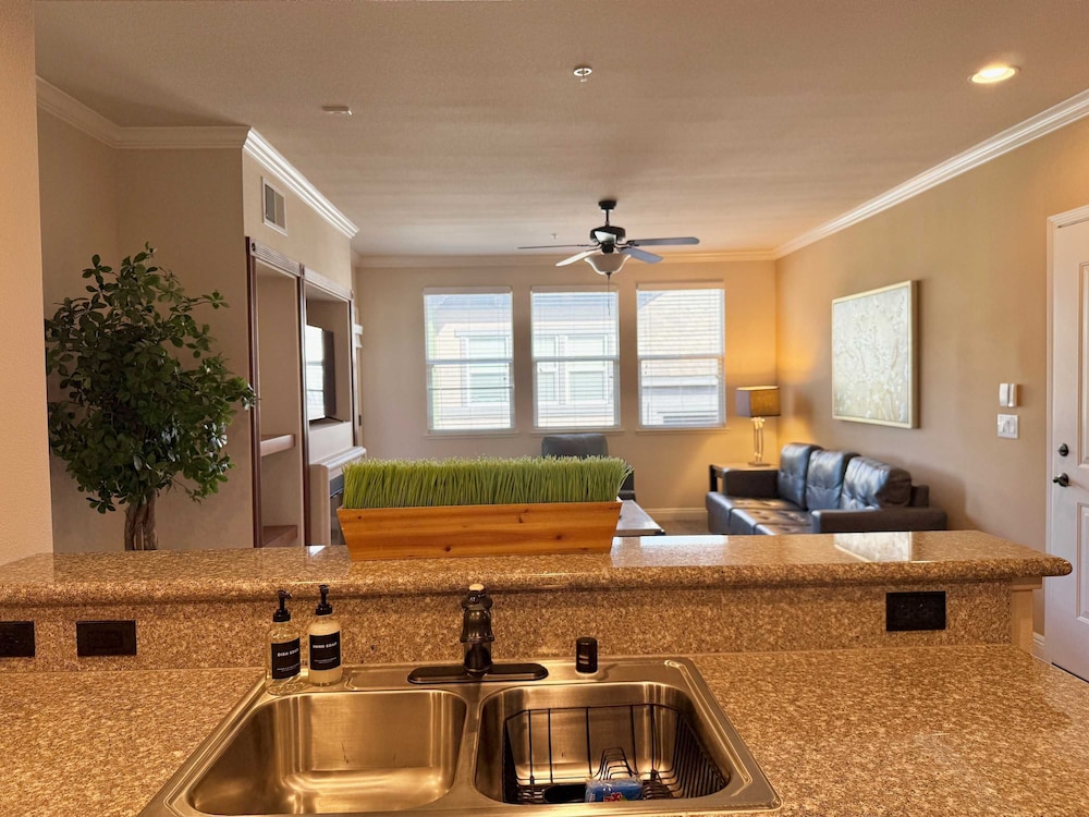 New Luxurious 1BR Apartment Heated Pool Spa Sauna
