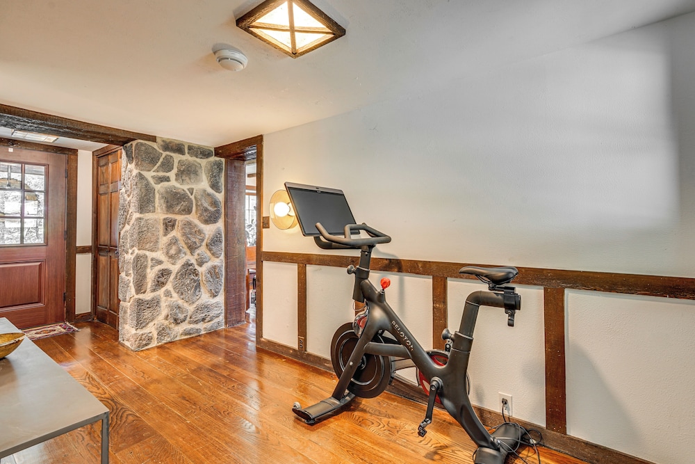 15 Mi to Long Island Sound: Bedford Winter Retreat