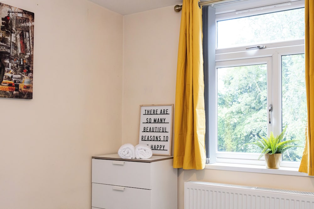 Stunning 3 Bedroom Home in Newcastle-under-lyme With Garden