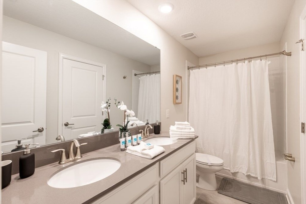 Spacious Family 7 Bed Pool Home And Game Room 7 Bedroom Home by RedAwning view 5