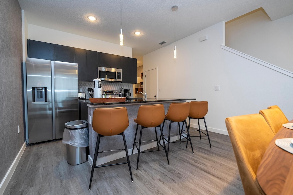 3258 SW - 3 Bedrooms The Hub Paradise