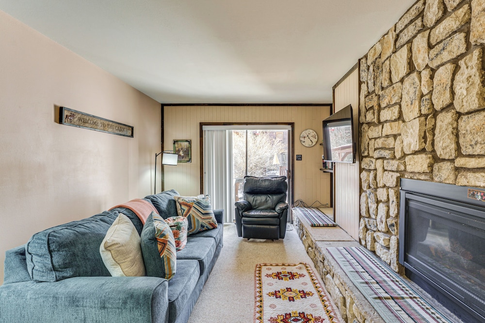 < Half-mi to Red River Ski Area: Townhome w/ Patio