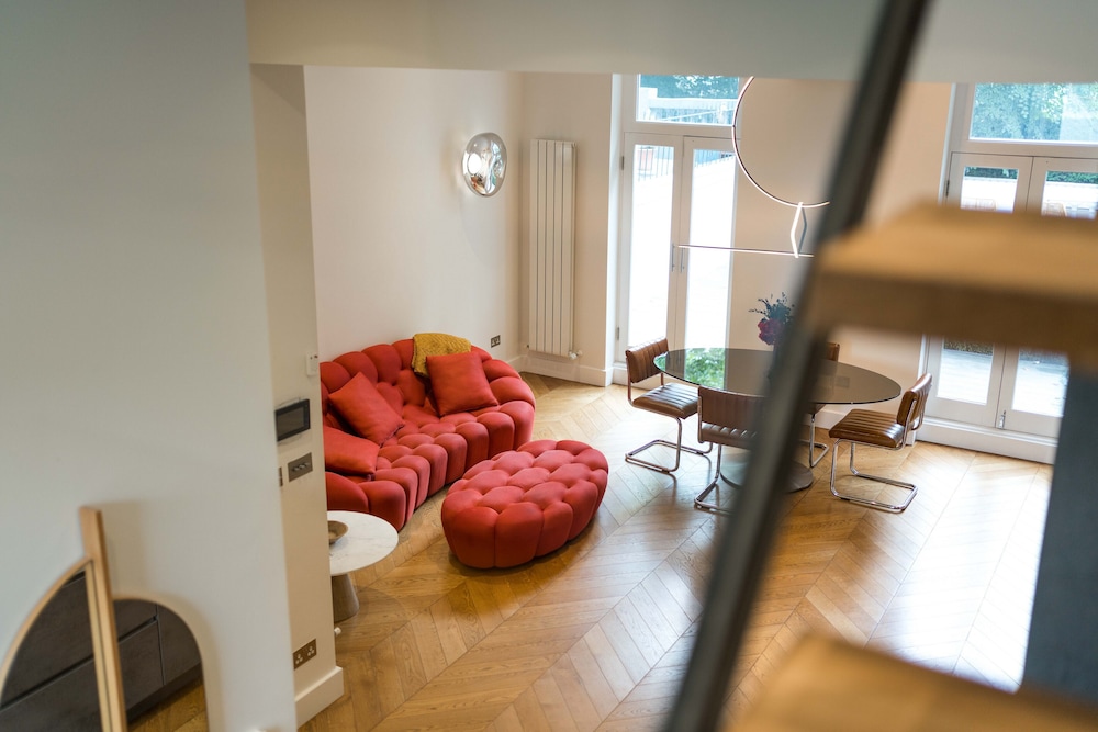 Luxury 2BD Apartment in Holland Park