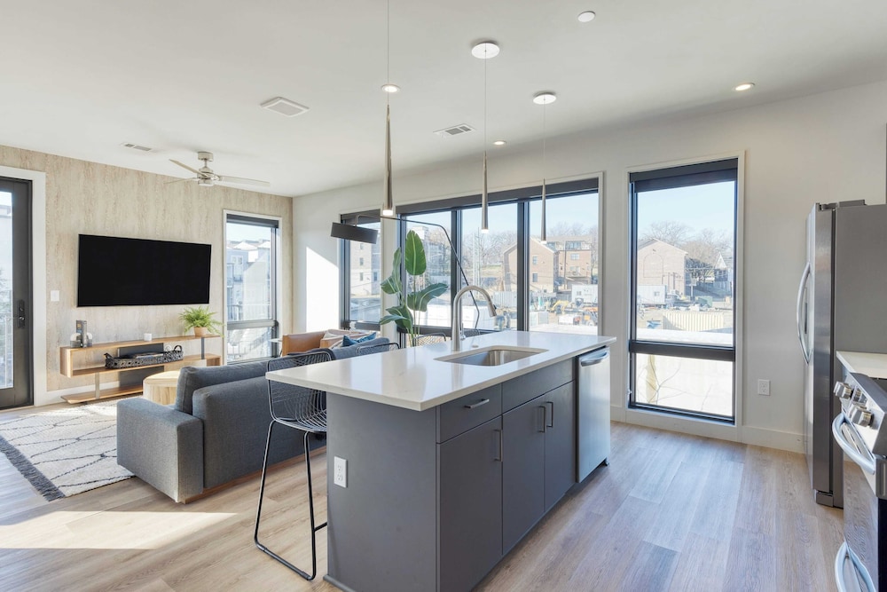 2 Units in Walkable Midtown Location, Gym+pool Honkey-tonk & Muse by Avantstay