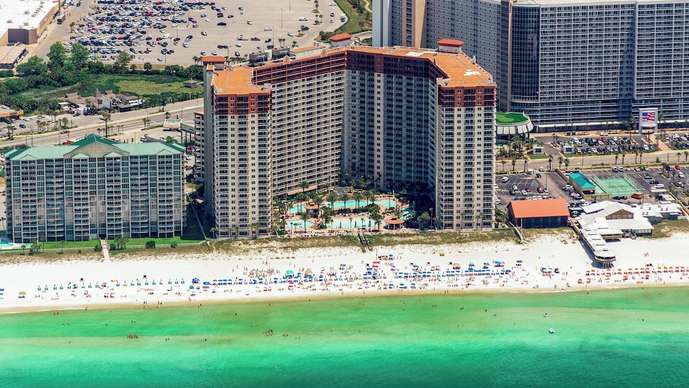 Beachfront Corner Unit w/ Wrap-around Balcony, Close to Attractions!