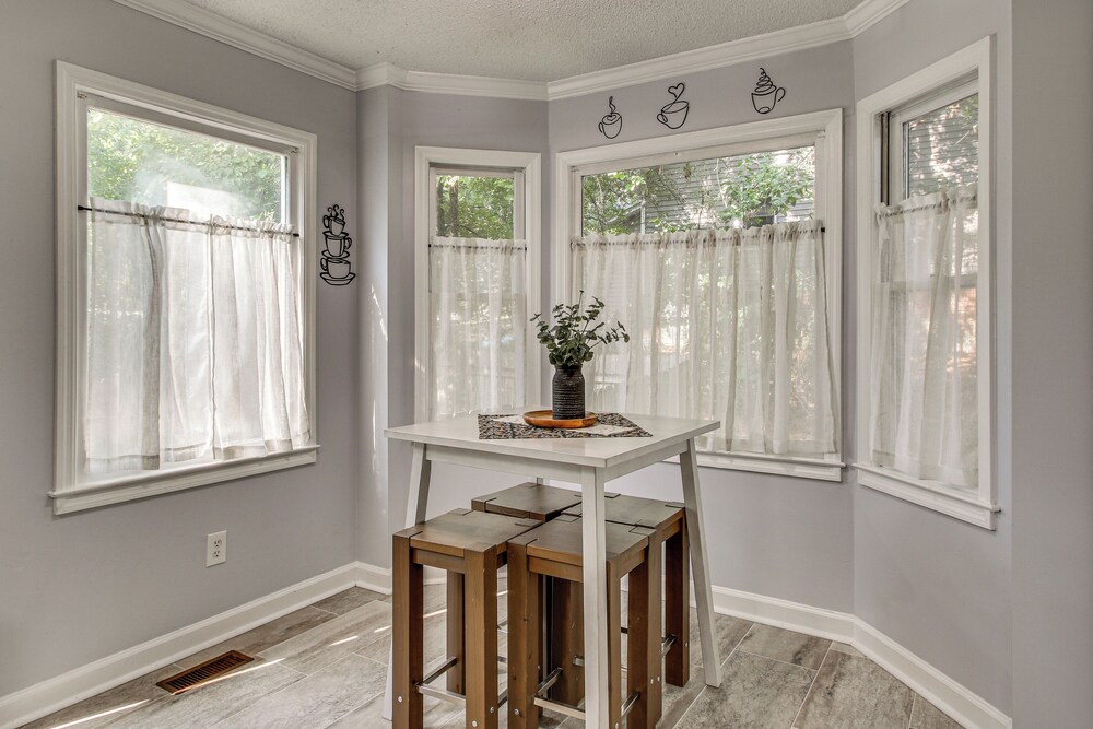 3 Mi to Marina: Quiet Getaway w/ Deck in Lexington
