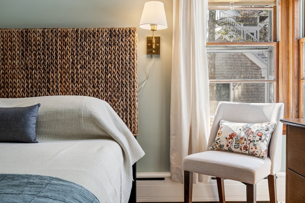 Bayview Beach Cottage For 4!