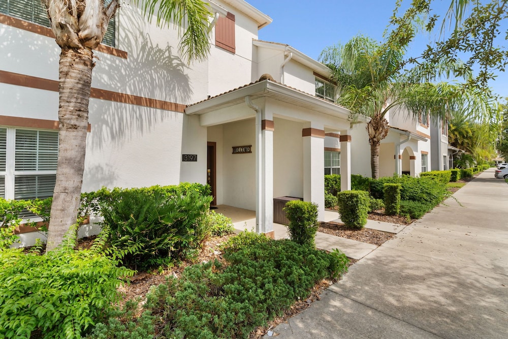 4BR Townhome With Pool at Storey Lake