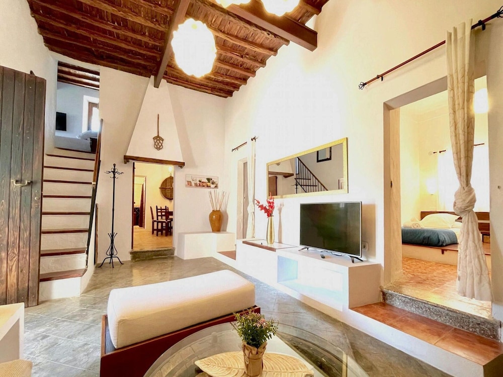 Holiday Home Near Stunning Beaches