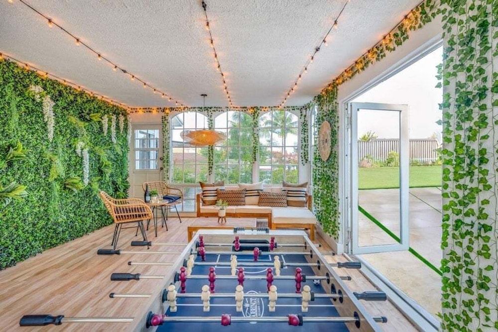 Fox Garden Luxury Boho Near Downtown & Beach 4 Bedroom Home