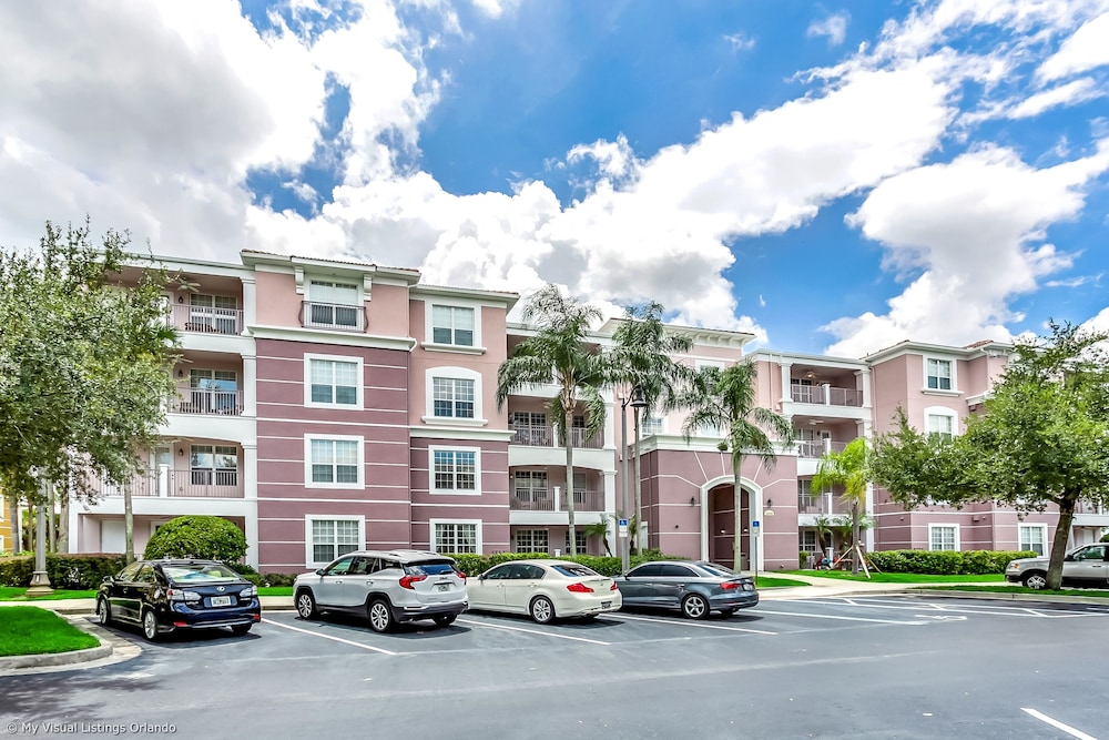 Renata's Waterscape Deluxe 3 Bedroom Condo by RedAwning