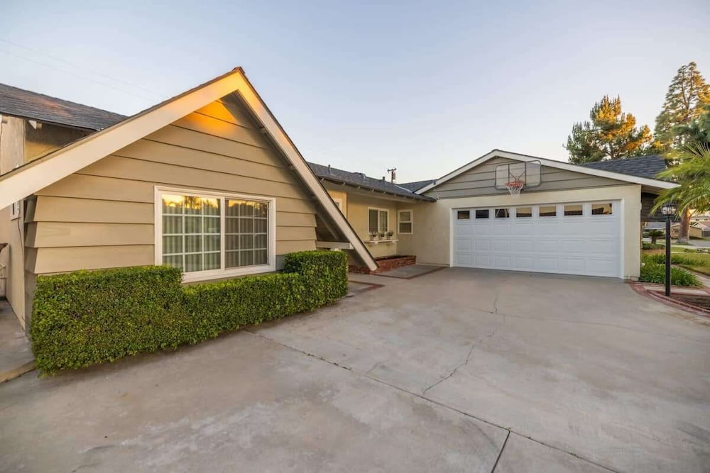 Marbella Lane - Charming 4BR Bungalo for Relaxing Retreat