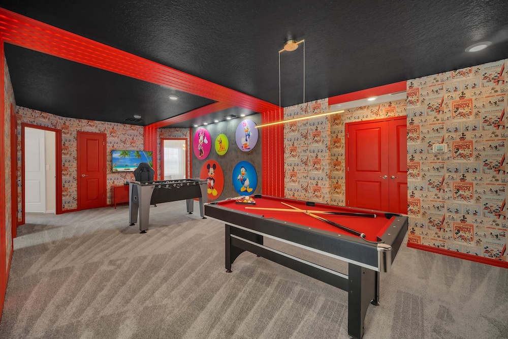 Chic 10br Retreat With Themed Rooms Pool