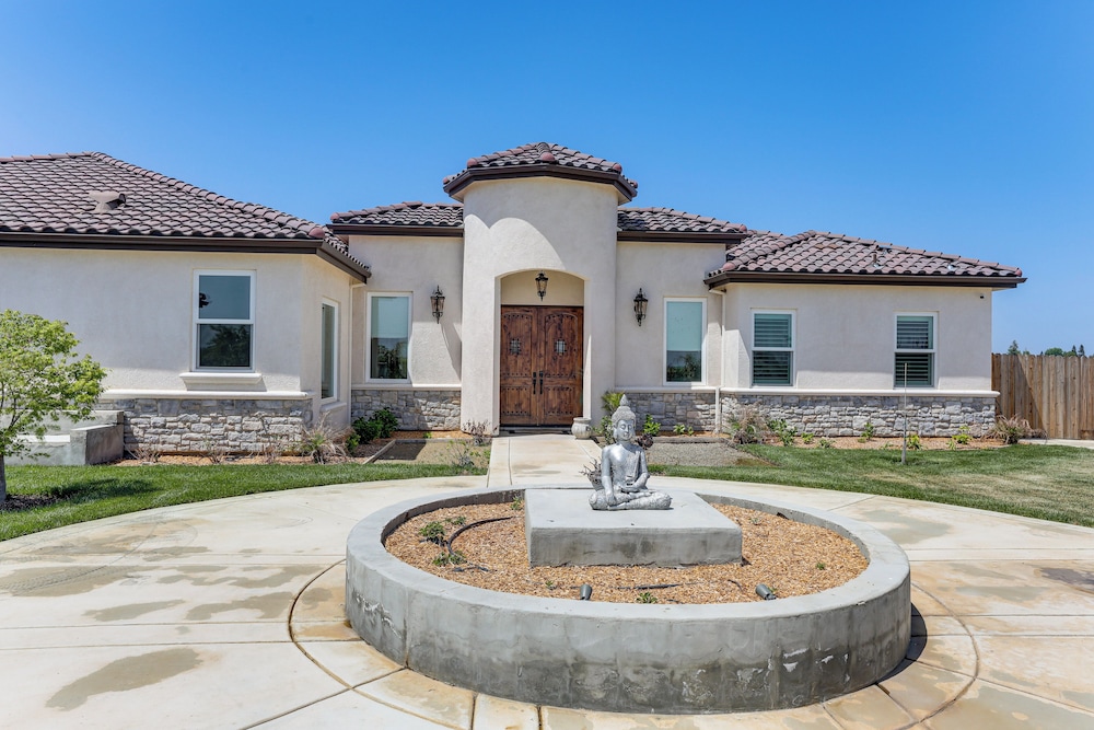 8 Mi to Lodi Lake: Luxe Home w/ On-site Vineyard