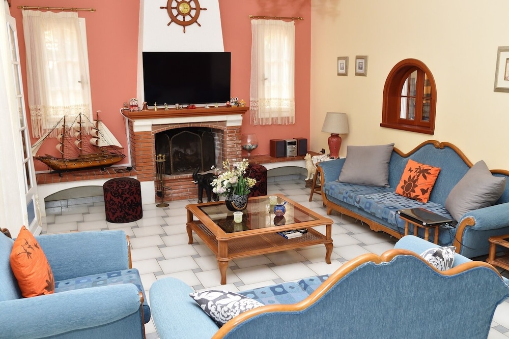Tzivras Villa & Apartments