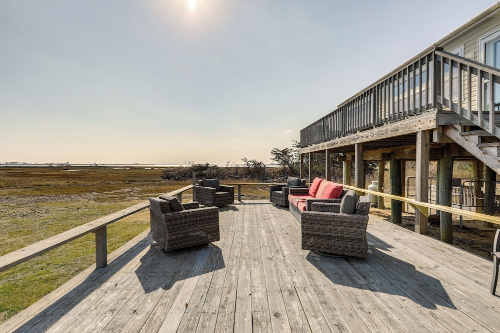 11 Mi to Chincoteague: Atlantic Home w/ Decks!