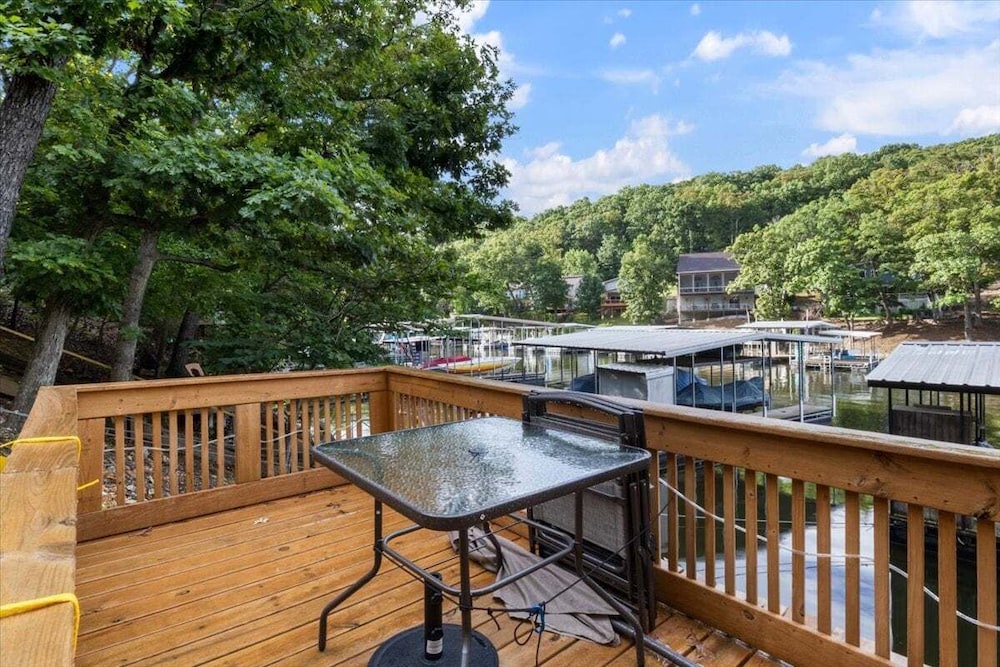 Lakefront Home, Private Dock + Kayaks,arcade Games, Pet Friendly