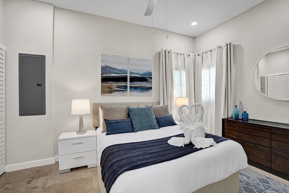 The Grand Luxe 8BR Villa w Pool and Basketball