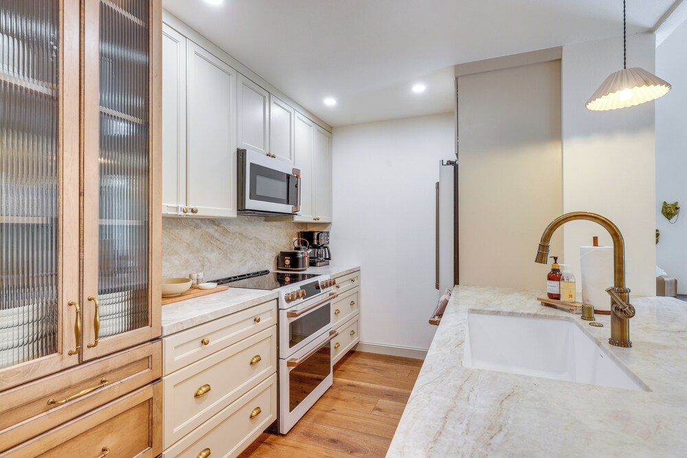 8 Mi to Northstar Slopes: Tahoe Gem w/ Fireplace