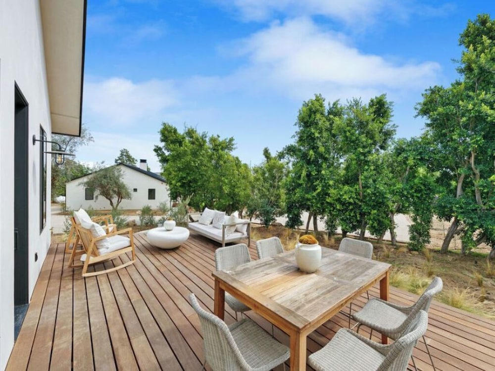 Lechusa - Secluded Creative Compound: Luxury 2-acre Estate w/ Studio & Pool