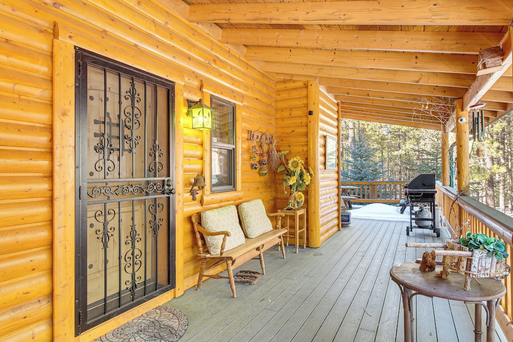 Family-friendly Cabin w/ Fire Pit in Forest Lakes