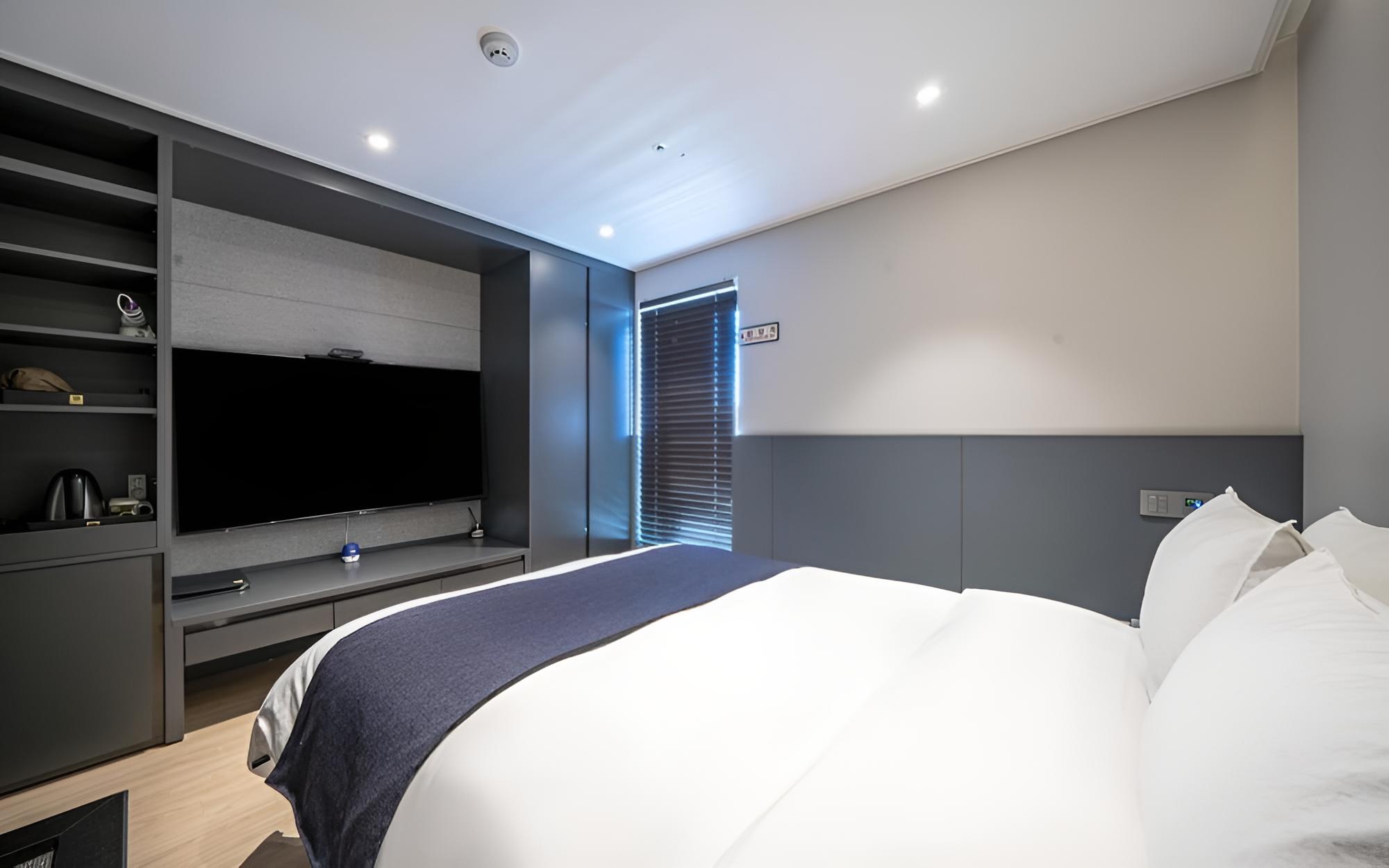 R&B Business Hotel
