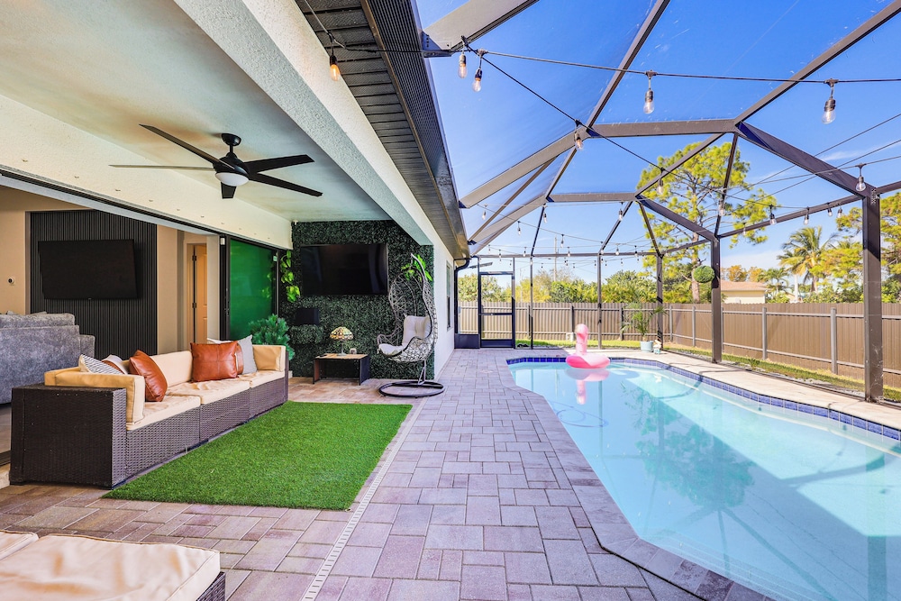 Poolside Oasis & Outdoor Kitchen: Cape Coral Home